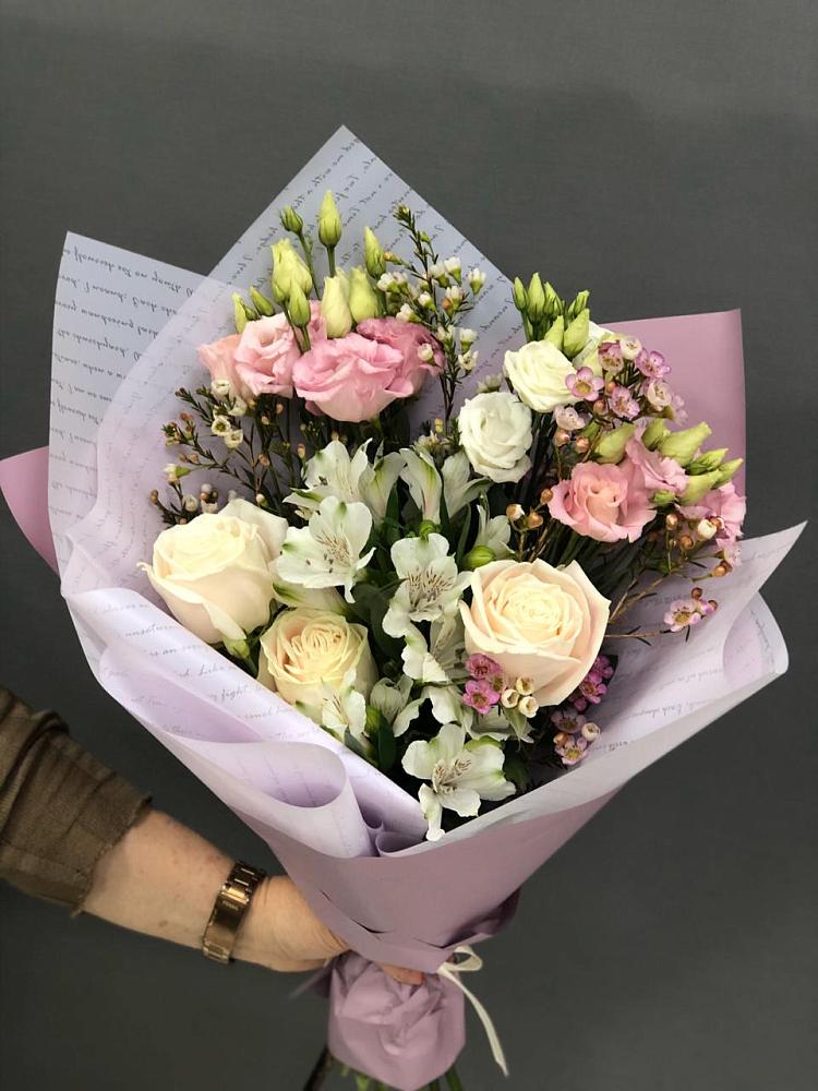 Букет цветов из: Альстромерии, Розы и Лизиантусы в Индустриальный Краснодар