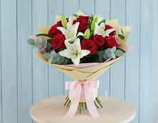 Букет цветов из:  Лилии и Розы в Индустриальный Краснодар