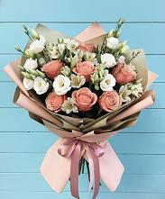 Букет цветов из:  Розы, Альстромерии и Лизиантусы в Индустриальный Краснодар