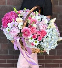 Композиция солнечный день в Индустриальный Краснодар Цветочная композиция из Розы, Хризантемы, Пионы и Лизиантусы в корзине в Индустриальный Краснодар