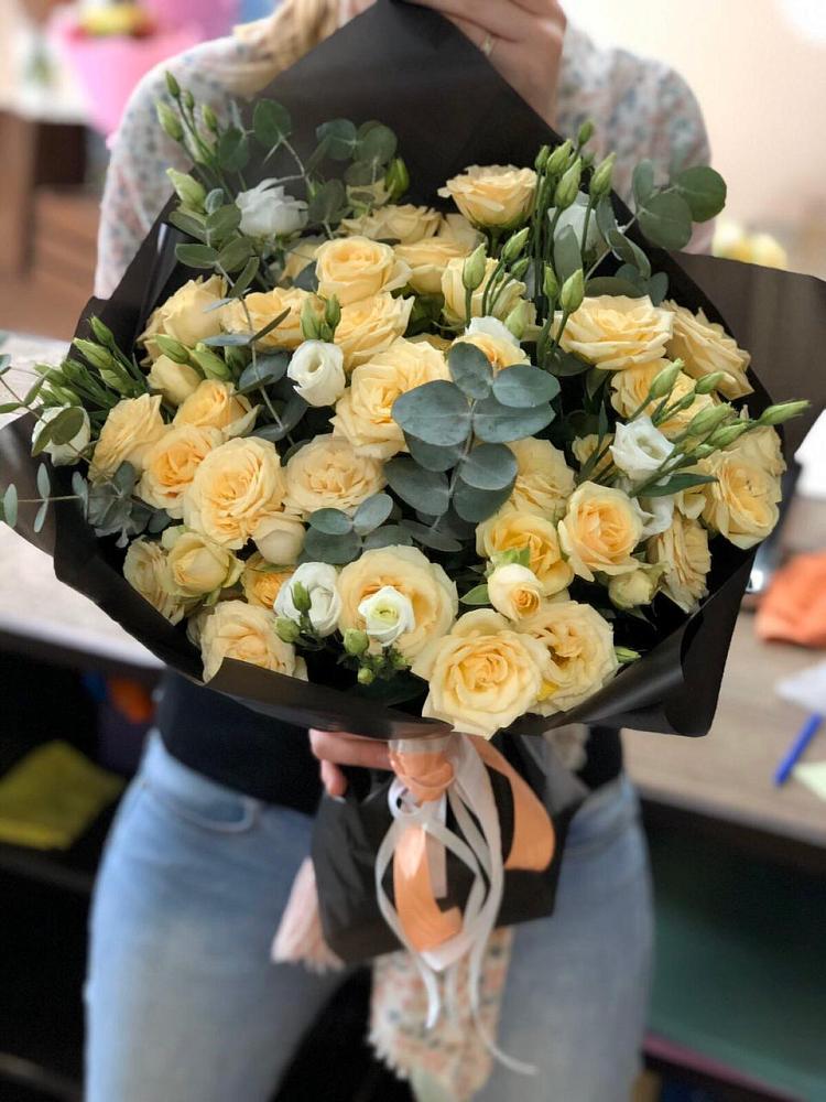 Букет цветов из: Розы и Лизиантусы в Индустриальный Краснодар