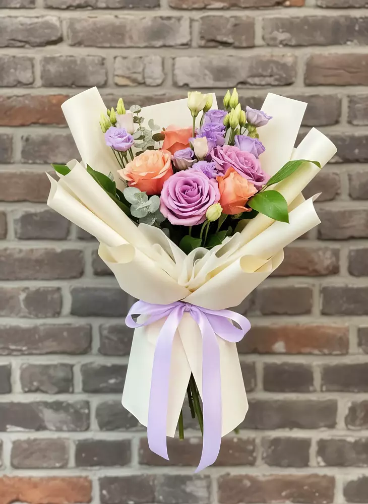 Букет цветов из: Лизиантусы и Розы в Индустриальный Краснодар