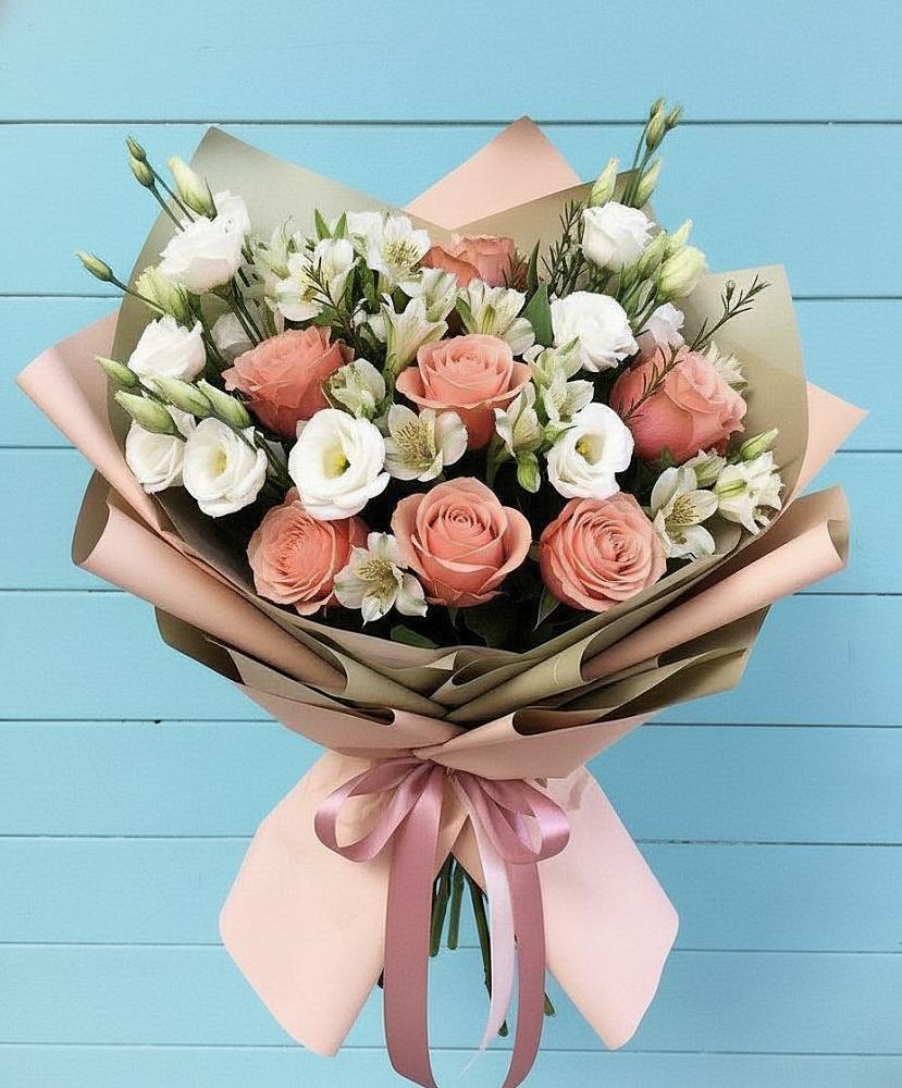 Букет цветов из: Розы, Альстромерии и Лизиантусы в Индустриальный Краснодар