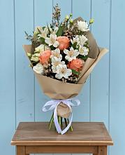 Букет цветов из:  Альстромерии, Лизиантусы, Розы и Хризантемы в Индустриальный Краснодар