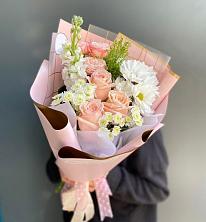 Букет цветов из:  Хризантемы и Розы в Индустриальный Краснодар