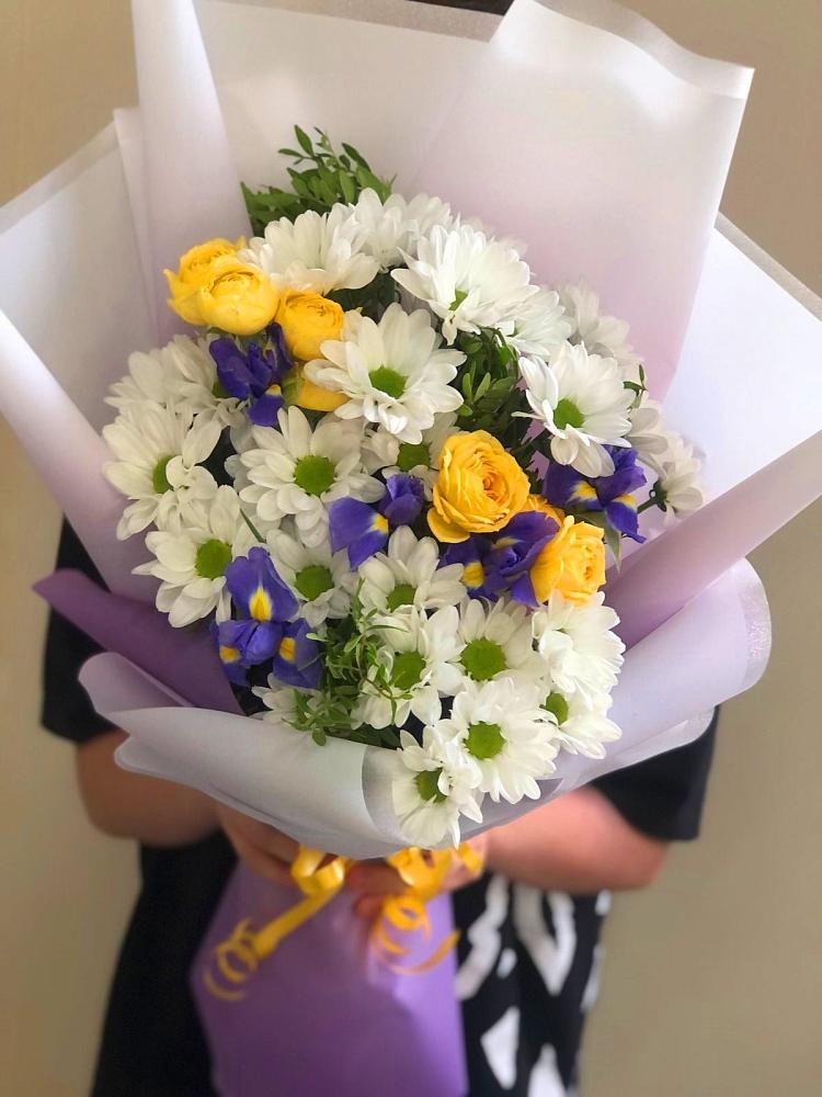 Букет цветов из: Ирисы, Хризантемы и Розы в Индустриальный Краснодар