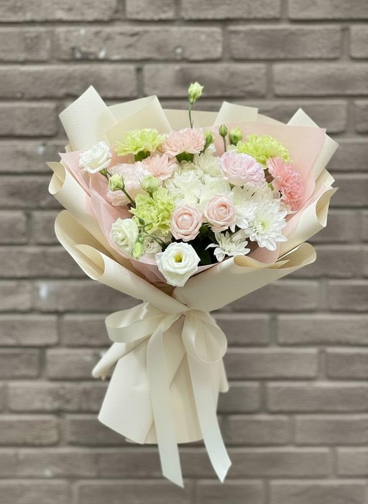 Букет цветов из: Гвоздики, Розы, Лизиантусы и Хризантемы в Индустриальный Краснодар