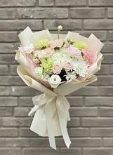 Букет цветов из:  Гвоздики, Розы, Лизиантусы и Хризантемы в Индустриальный Краснодар