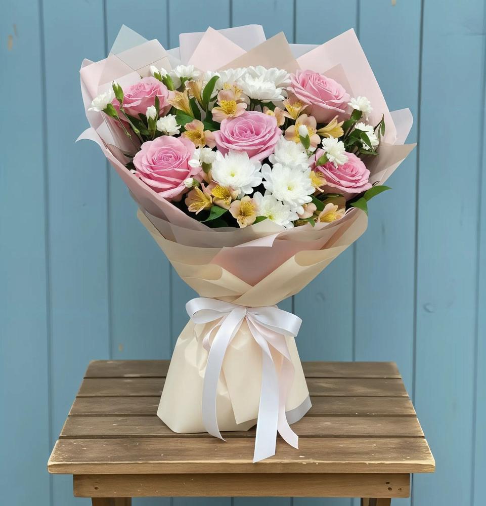 Букет цветов из: Гвоздики, Орхидеи и Розы в Индустриальный Краснодар