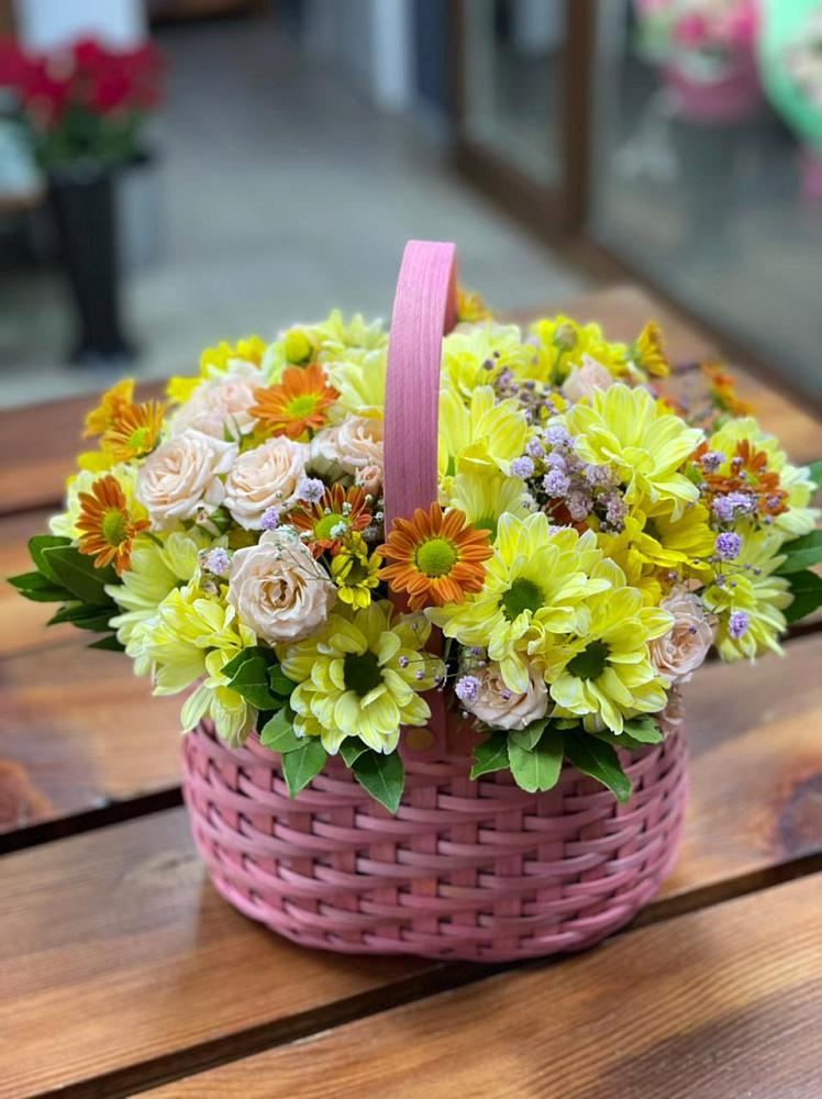Цветочная композиция из Хризантемы и Розы в корзине в Индустриальный Краснодар