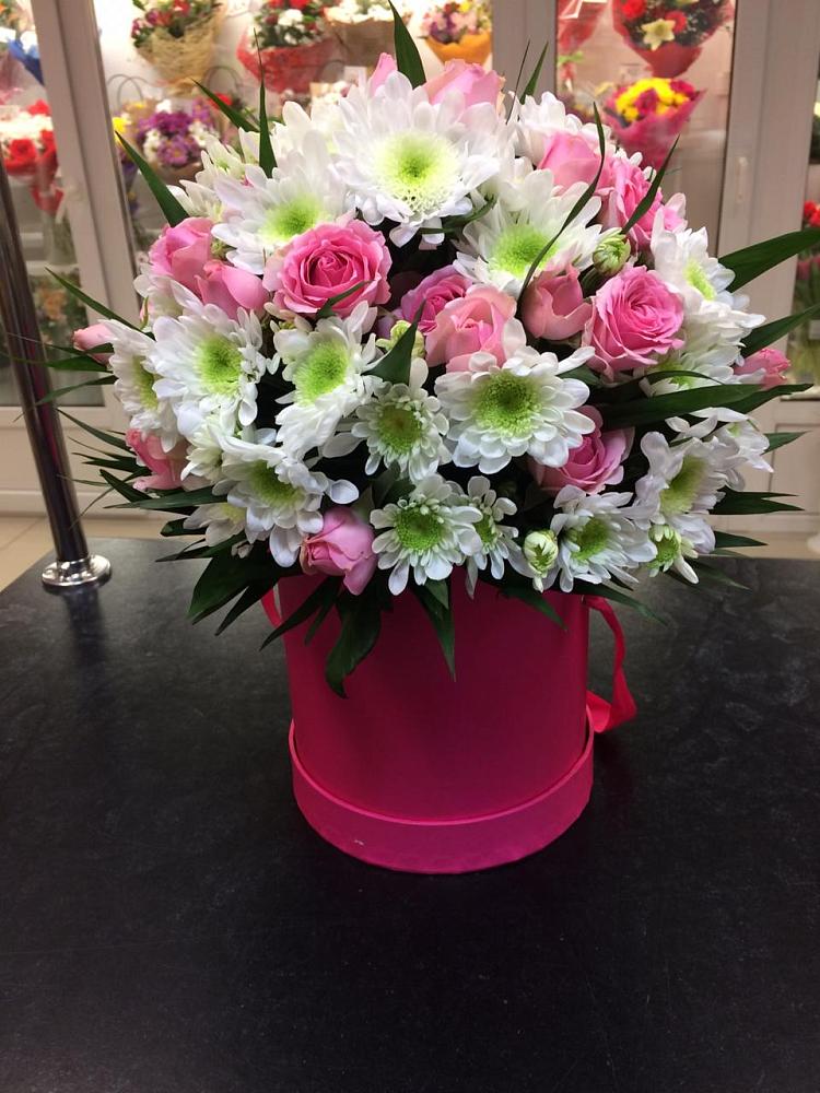 Цветочная композиция из Розы и Хризантемы в шляпной коробке в Индустриальный Краснодар