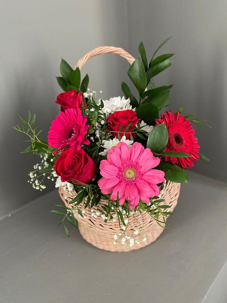 Цветочная композиция из Розы, Хризантемы и Герберы в корзине в Индустриальный Краснодар