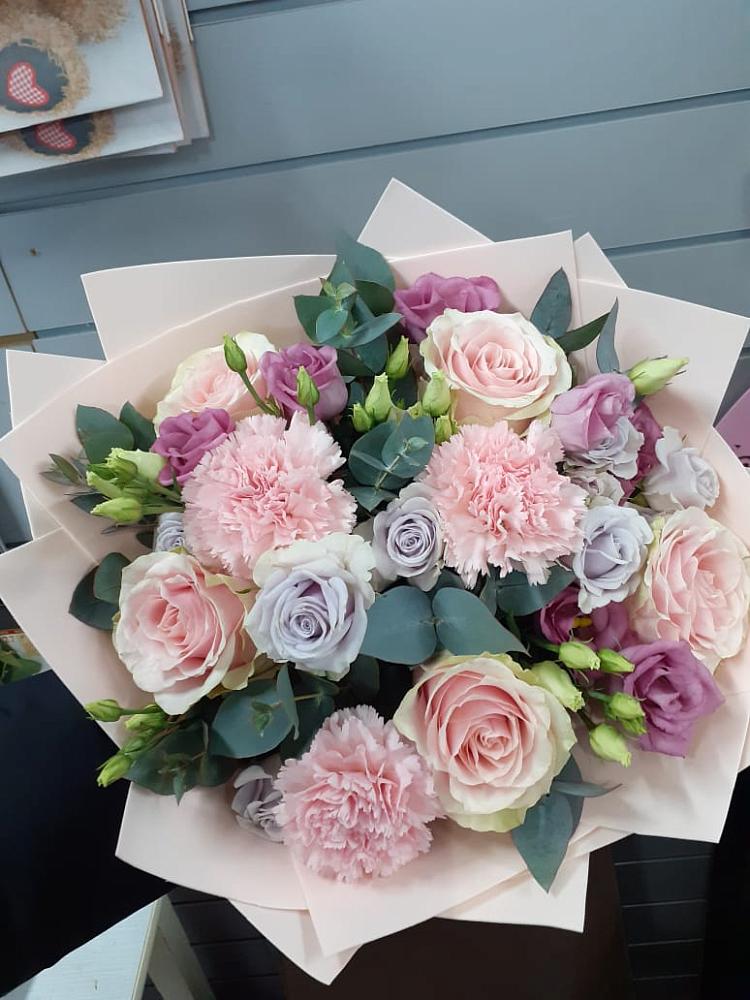 Букет цветов из: Розы, Гвоздики и Лизиантусы в Индустриальный Краснодар