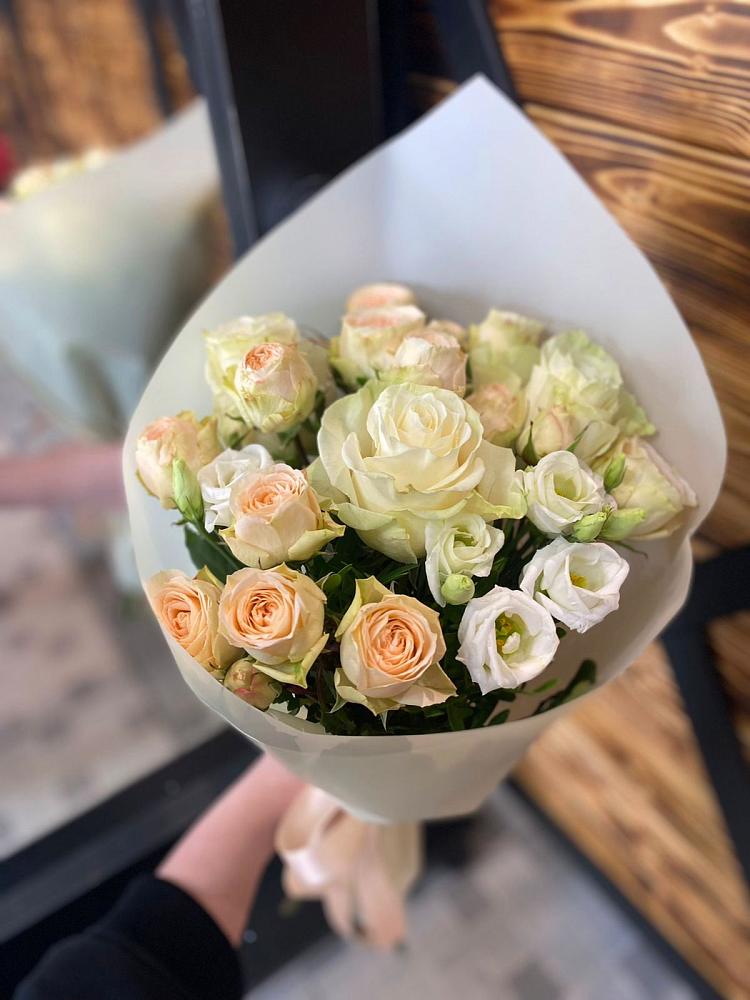 Букет цветов из: Розы и Лизиантусы в Индустриальный Краснодар